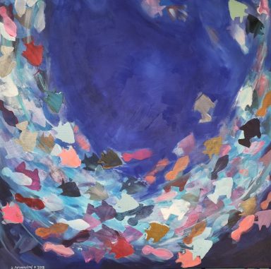 Bunte Fische schwimmen vor einem tiefblauen Hintergrund in kreisförmiger Anordnung.